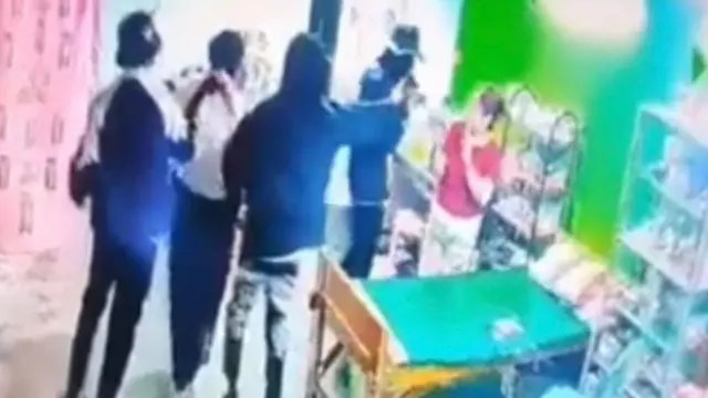 ဆေးခန်းပိုင်ရှင် ဆရာဝန်ကို ဖမ်းချုပ်ထားပြီး အမျိုးသမီးဖြစ်သူကို ခြိမ်း‌ခြောက်နေတဲ့မြင်ကွင်း