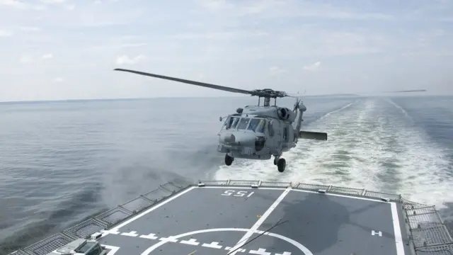 कॉम्पैक्ट होने की क्षमता की वजह से यह हेलिकॉप्टर जहाज़ पर कम जगह लेता है.