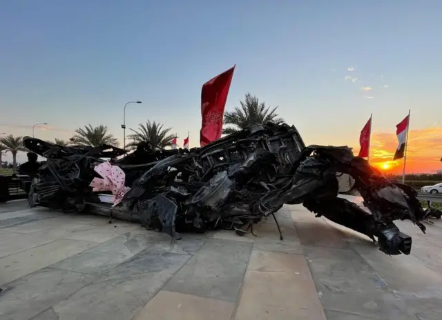 گروهى از هواداران حشد شعبى و جمهورى اسلامى ایران، دیشب در مسیر فرودگاه بغداد، محل حادثه، مراسم یادبود برگزار کردند