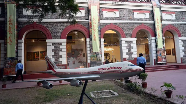 एक प्रदर्शनी में लगा एयर इंडिया के विमान का मॉडल 