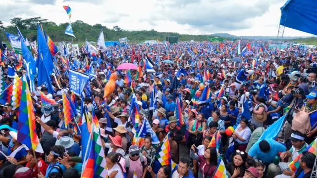 Una multitud recibe a Evo Morales en Chimoré