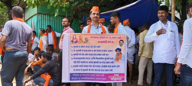 मुंबईतील आझाद मैदानावर मराठा आंदोलक 