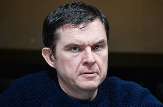 Журналист и активист Союза поляков Беларуси Андрей Почобут в черном свитере крупным планом