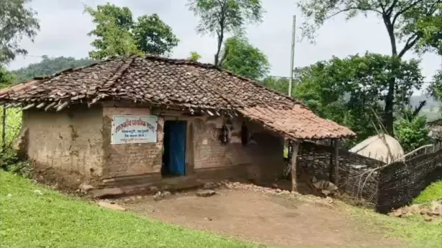 गाय के तबेले में स्कूल
