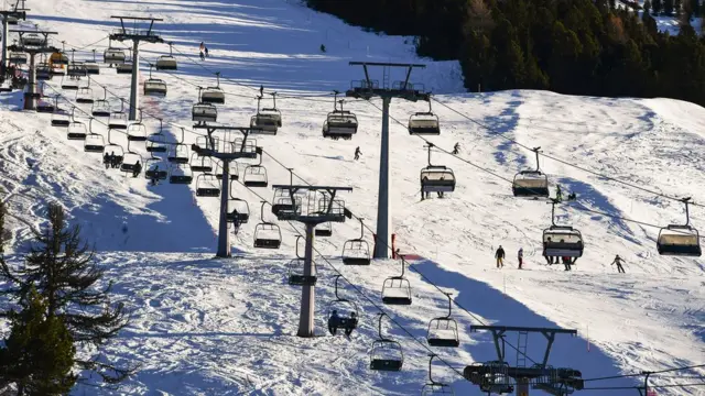 Turistas usam teleféricos e esquiam no resort do Parque Nacional Stelviocaliente online casinoBormio, nos Alpes italianos