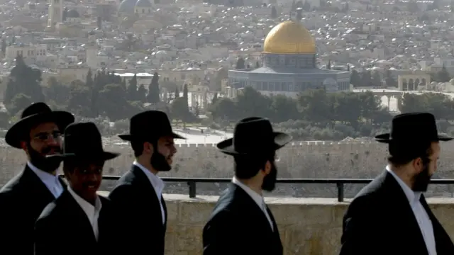 Warga Israel ultra-ortodoks di depan Kubah Shakhrakh atau kubah emas di kompleks Masjid Al Aqsa di Yerusalem.