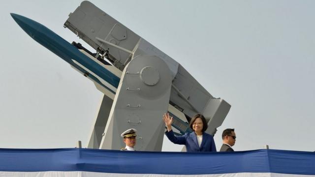 台湾总统蔡英文在台湾护卫舰甲板上（资料照片）