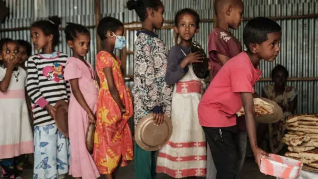 طابور من الأطفال امام أحد مراكز الإغاثة