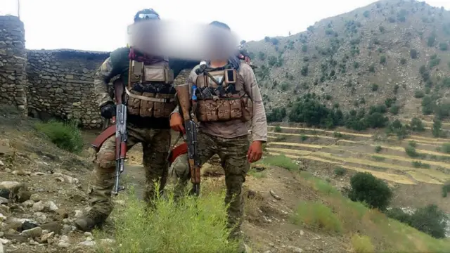 सजिद (दायाँ)ले अफगान सेनामा साढे दुई वर्ष काम गरे