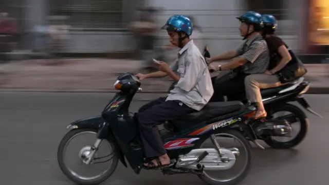 스마트폰을 들여다 보는 운전자