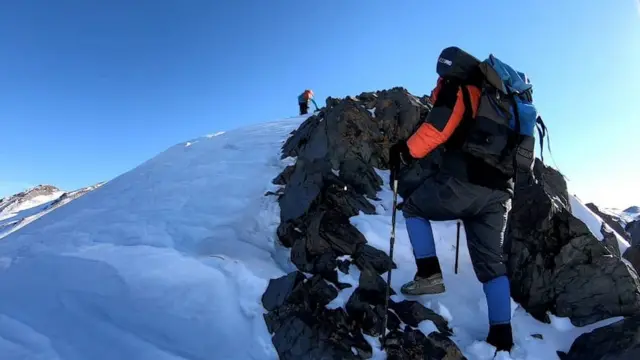 دا لوحه به له نورو غرختونکو سره چې دې څوکۍ ته د ختلو تکل کوي، مالوماتو کې مرسته کوي.