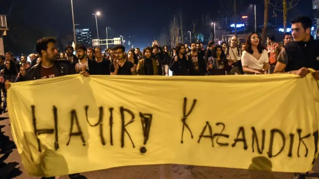 Refefandum sonucunu protesto edenler "Hayır, kazandık" pankartı taşıyor.