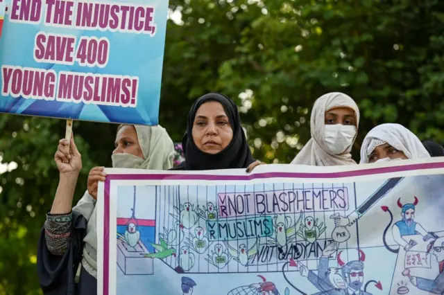 اکتوبر 2024 کے دوران توہین مذہب کے مقدمات میں مبینہ طور پر پھنسائے جانے والے متاثرین کے خاندانوں نے احتجاجی مظاہرہ کیا تھا 