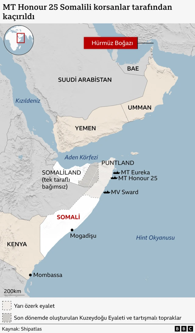 Bu harita, Birleşik Arap Emirlikleri'nden Kenya'ya uzanan Orta Doğu ve Doğu Afrika bölgesini gösteriliyor. Son dönemde kaçırılan üç ticari gemi, Somali açıklarında demirlemiş oldukları son bilinen konumlarında yer alıyor.