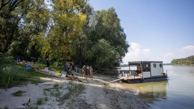 Cidadãos de Liberland transportam alimentos e equipamentos no navio Swan.