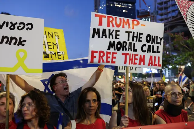 Porodice izraelskih talaca pozivaju predsednika Trampa da oslobodi taoce na skupu u Tel Avivu