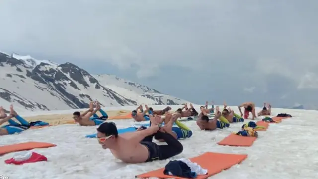 बर्फात योगासनं