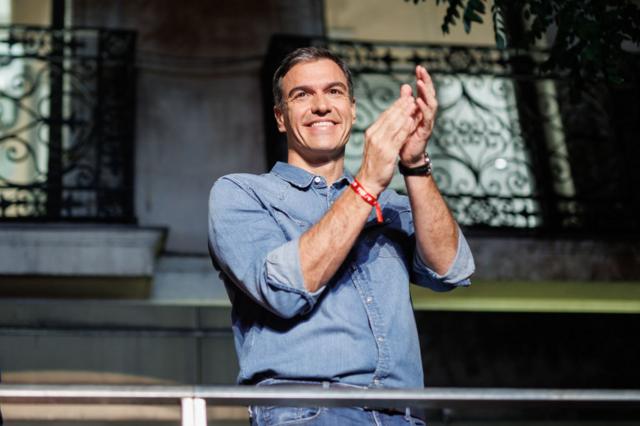 El candidato del PSOE, Pedro Sánchez, celebrando los resultados electorales de este domingo.