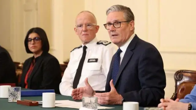 Кир Стармер на экстренной встрече по безопасности вместе с комиссаром лондонской полиции сэром Марком Роули и министром внутренних дел Шабаной Махмуд 