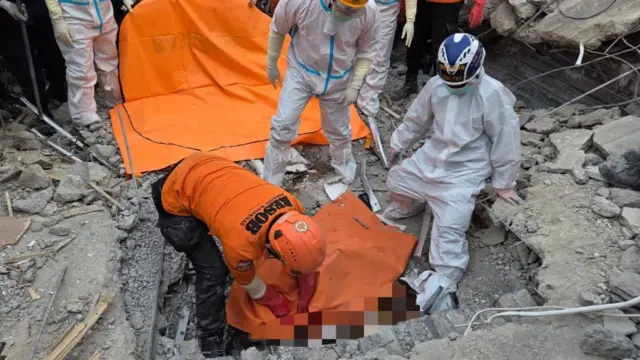 Pada hari keenam pencarian ini, SAR gabungan menemukan dan mengevakuasi tiga korban lagi dalam kondisi meninggal dunia.