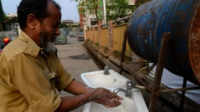 মাস্ক পরার চেয়ে হাত ধোয়া বেশি কার্যকরী বলছেন বিশেষজ্ঞরা