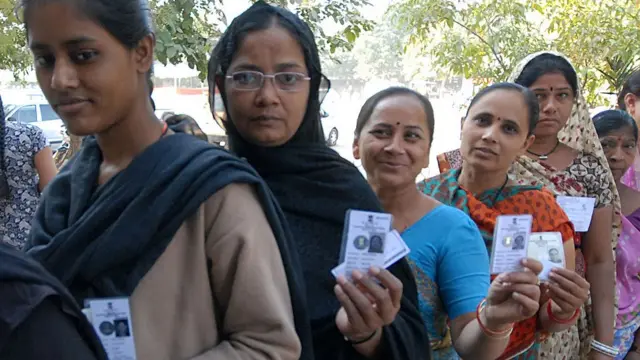 चुनाव के लिए मतदान करते लोग