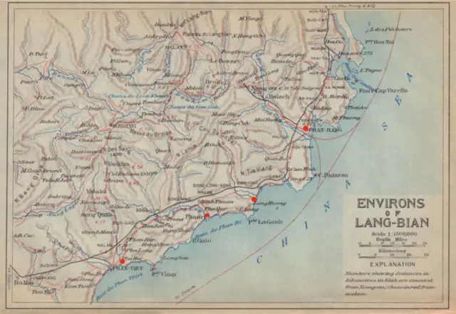 Bản đồ Lang-Bian và vùng phụ cận, 1917; các chấm đỏ đánh dấu bốn địa điểm được nhắc đến trong trường ca Bản đồ Lang-Bian và vùng phụ cận, 1917; các chấm đỏ đánh dấu bốn địa điểm được nhắc đến trong trường ca