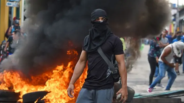 Manifestante con o rosco coberto