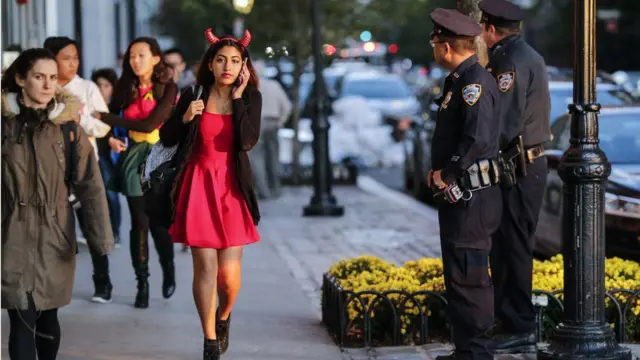 Mujer que habla por teléfono en las calles de Nueva York