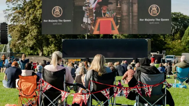 Pessoas assistem à cerimôniajogo de azar o que ételão instalado no Holyrood Park,jogo de azar o que éEdimburgo, capital da Escócia