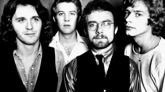 King Crimson "золотой" поры начала 70-х. Слева направо: вокалист и бас-гитарист Джон Уэттон, скрипач Дэвид Кросс, Роберт Фрипп, барабанщик Билл Бруфорд