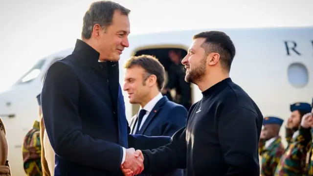 رئيس الوزراء البلجيكي ألكسندر دي كرو يصافح الرئيس الأوكراني فولوديمير زيلينسكي يوم الخميس 09 فبراير 2023.