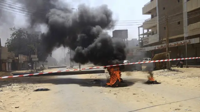 إطارات سيارات مشتعلة.