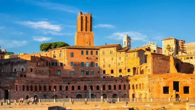 بازار تراجان، مجموعه‌ای تاریخی که از بتن و آجر سرخ ساخته شده است، به "نخستین مرکز خرید دنیا" معروف است