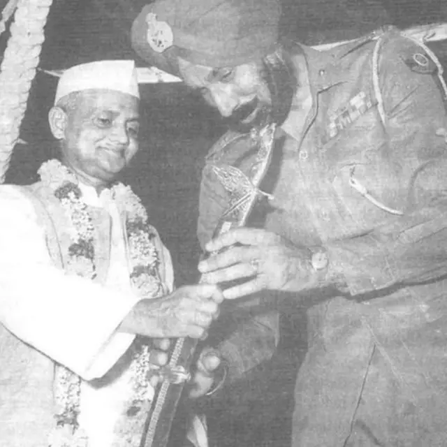 ஜெனரல் ஹர்பக்ஷ் சிங்குக்கு வாள் வழங்கும் பிரதமர் லால் பகதூர் சாஸ்திரி