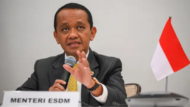 Menteri ESDM Bahlil Lahadalia memberikan keterangan pers terkait perjanjian perdagangan timbal balik (ART) Indonesia-AS di bidang ESDM di Washington DC, Amerika Serikat, Jumat (20/2/2026).