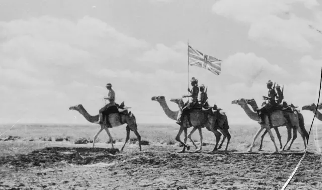 Kooxda Ilaalada Ratiyada Gumeystihii Ingiriiska oo sahmin ka sameynaya dhulka Soomaaliya 1930-meeyadii.