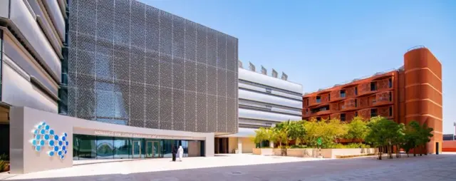 Jaamacadda AI ee ugu horreysa adduunka waa Maxamed bin Zayed AI University oo ku taal Isutagga Imaaraadka Carabta - Abu Dhabi.
