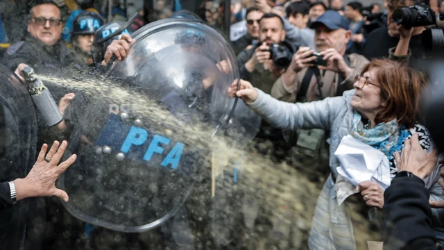 Polícia em confronto com uma mulher