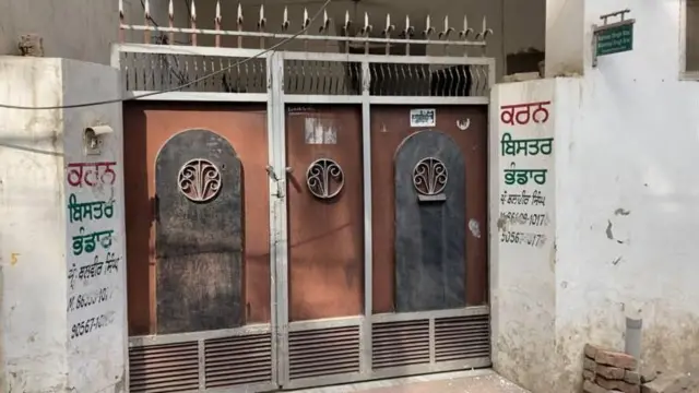 शनिवारी जेव्हा बीबीसीची टीम करण बराडच्या घरी पोचली तेव्हा त्याच्या घराला कुलुप होतं.