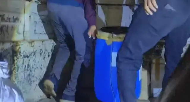 छापा टाकताना पोलीस