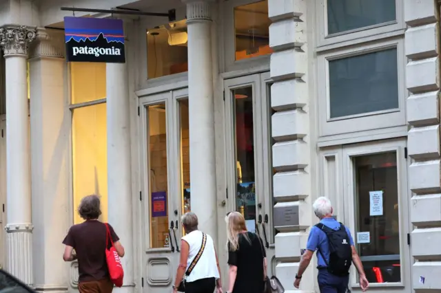 Orang-orang berjalan melewati toko Patagonia di New York City pada 14 September 2022.