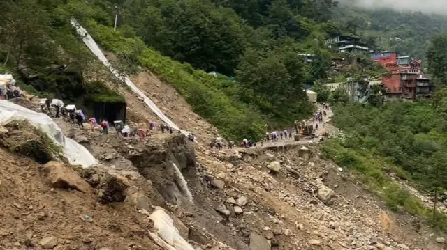 पहिरोले अवरुद्ध अरनिको राजमार्ग