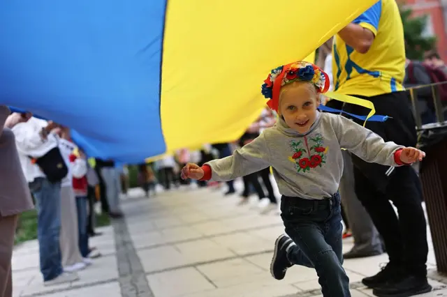 Ярослава, донька українського військового, бере участь у заході з нагоди святкування Національного дня Державного прапора України у Кракові, Польща, 23 серпня 2025 року