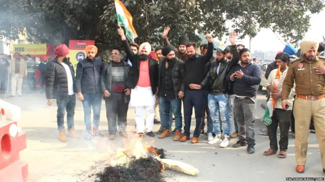 ਫਿਲਮ ਦੇ ਵਿਰੋਧ ਵਿੱਚ ਯੂਥ ਕਾਂਗਰਸ ਦੇ ਵਰਕਰਾਂ ਨੇ ਜਲੰਧਰ ਵਿੱਚ ਸਿਨੇਮਾ ਦੇ ਬਾਹਰ ਪ੍ਰਧਾਨ ਮੰਤਰੀ ਨਰਿੰਦਰ ਮੋਦੀ ਤੇ ਅਨੁਪਮ ਖੇਰ ਦਾ ਪੁਤਲਾ ਸਾੜਿਆ