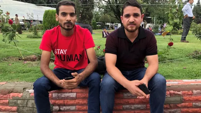 श्रीनगर के एयरपोर्ट पर बैठे युवा