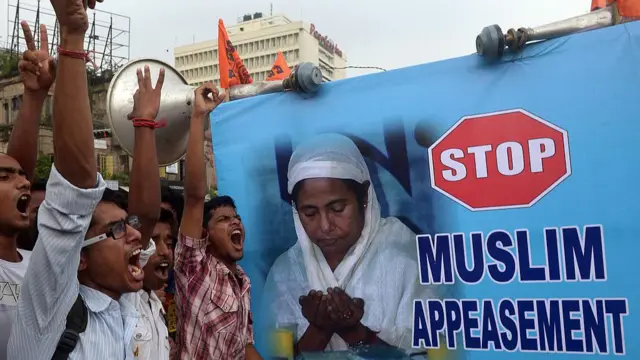 বিজেপি সবসময়েই অভিযোগ করে যে মমতা ব্যানার্জী মুসলিম তোষণের রাজনীতি করেন