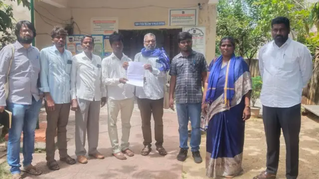 तक्रारीसह दलित समाजाचे प्रतिनिधी 