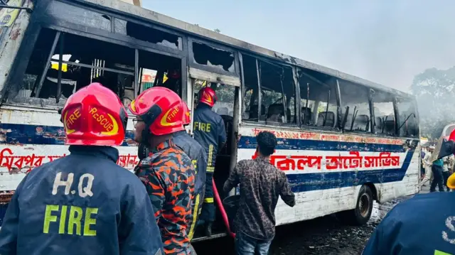 বাসে আগুন নেভাচ্ছে ফায়ার সার্ভিস