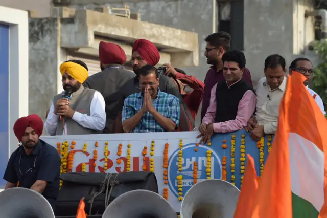 અ﻿રવિંદ કેજરીવાલ અને ઈસુદાન ગઢવી